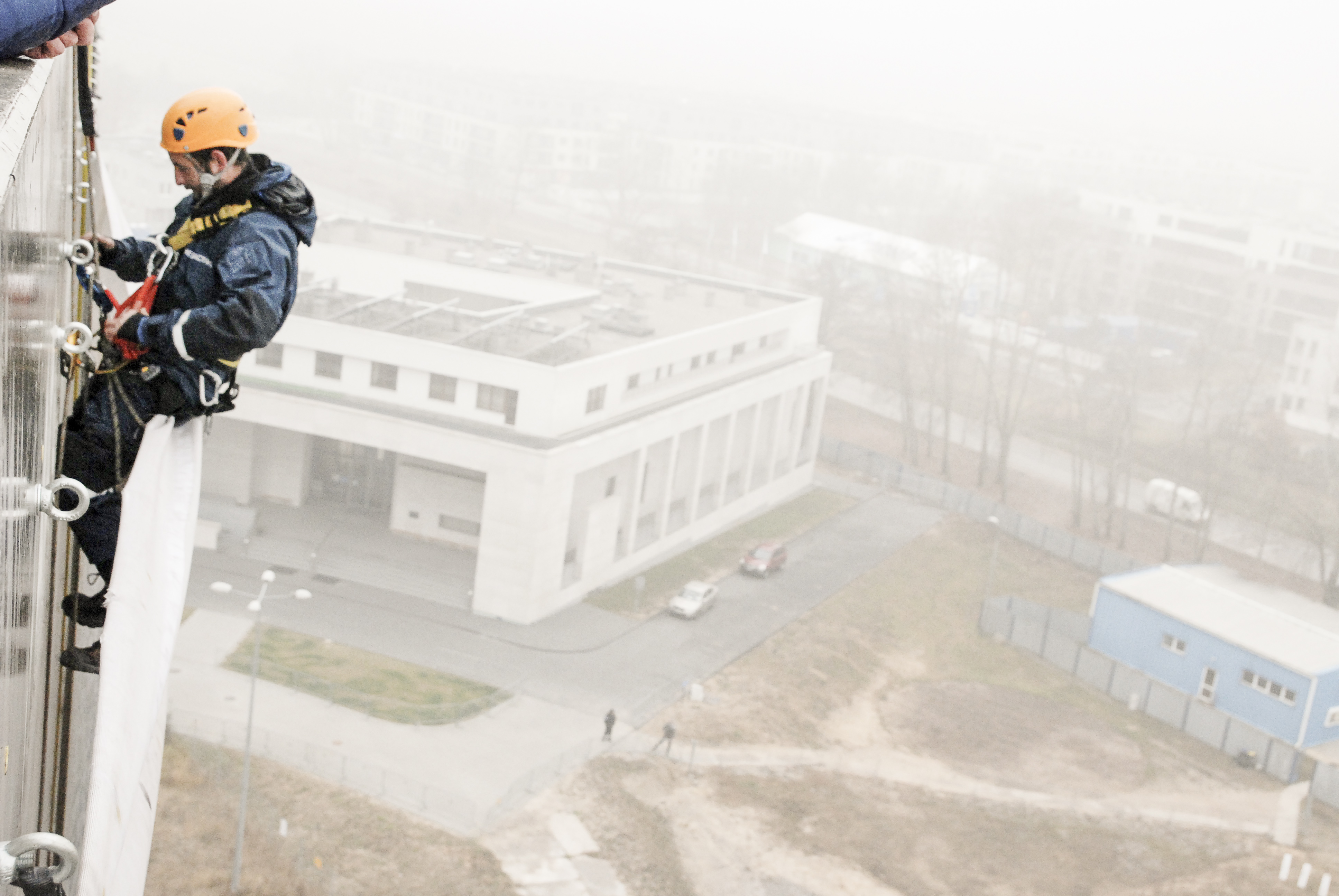 2011-11-24_COB_Swiatynia_Zdejmowanie_Wielkiego_Portretu_JPII_Duze-0019