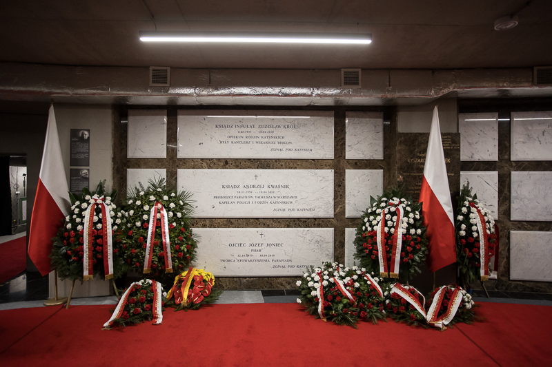 14. rocznica katastrofy smoleńskiej - groby poległych w Panteonie Wielkich Polaków