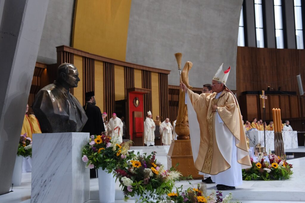 Bp Michał Janocha święci rzeźbę św. Jana Pawła II
