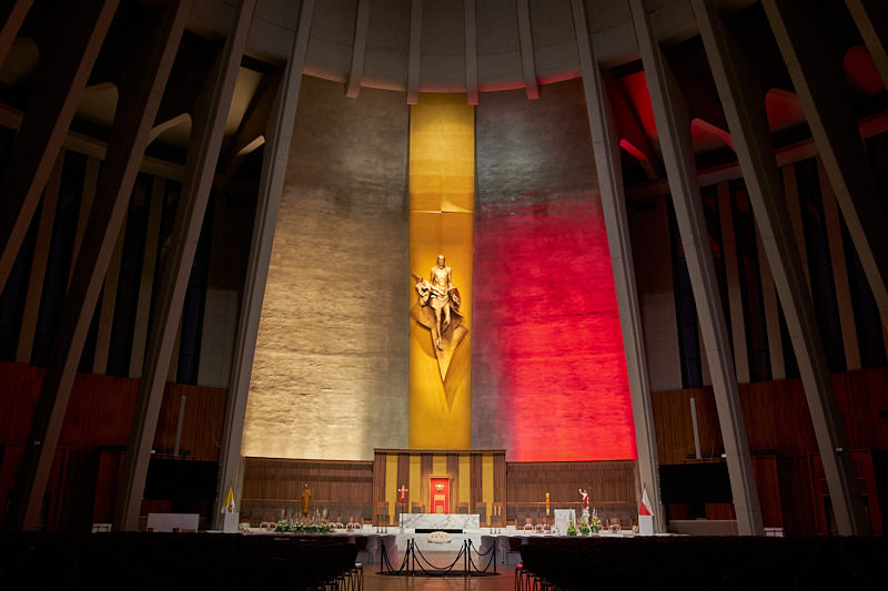 Prezbiterium w Świątyni Opatrzności Bożej. Iluminacja biało-czerwona