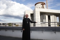 Kardynał Nycz przed Świątynią Opatrzności Bożej