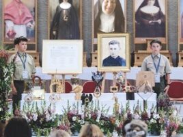 Relikwiarze polskich świętych i błogosławionych ustawione w prezbiterium Świątyni Opatrzności Bożej przy warcie harcerzy w czasie Mszy świętej.