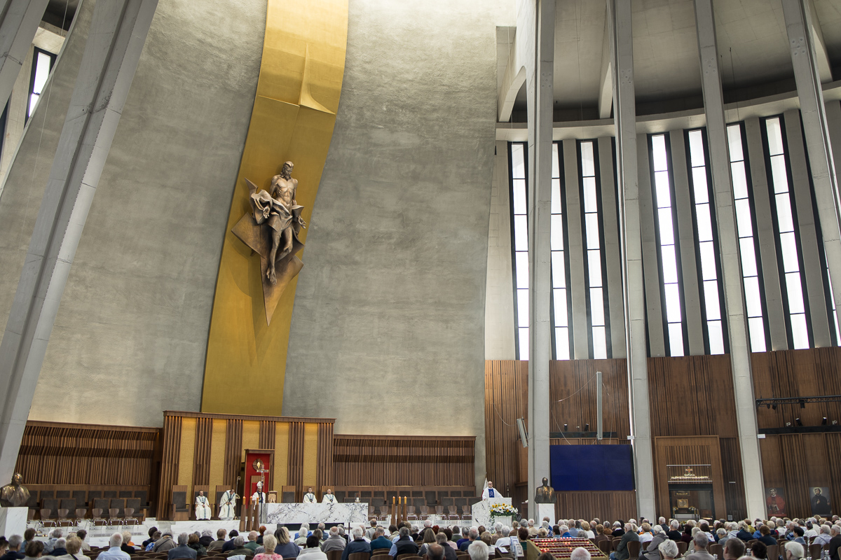 Świątynia Opatrzności Bożej - widok na prezbiterium