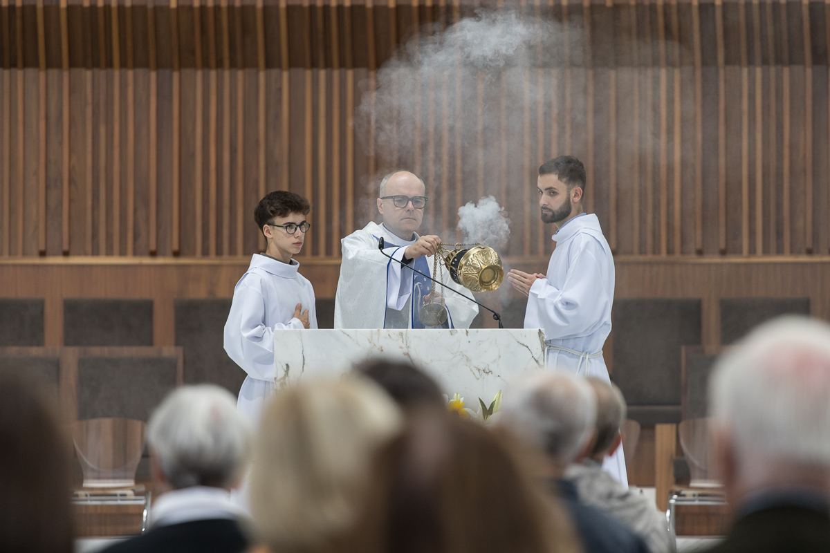 Dzień skupienia w Świątyni Opatrzności Bożej - okadzenie przed Ewangelią
