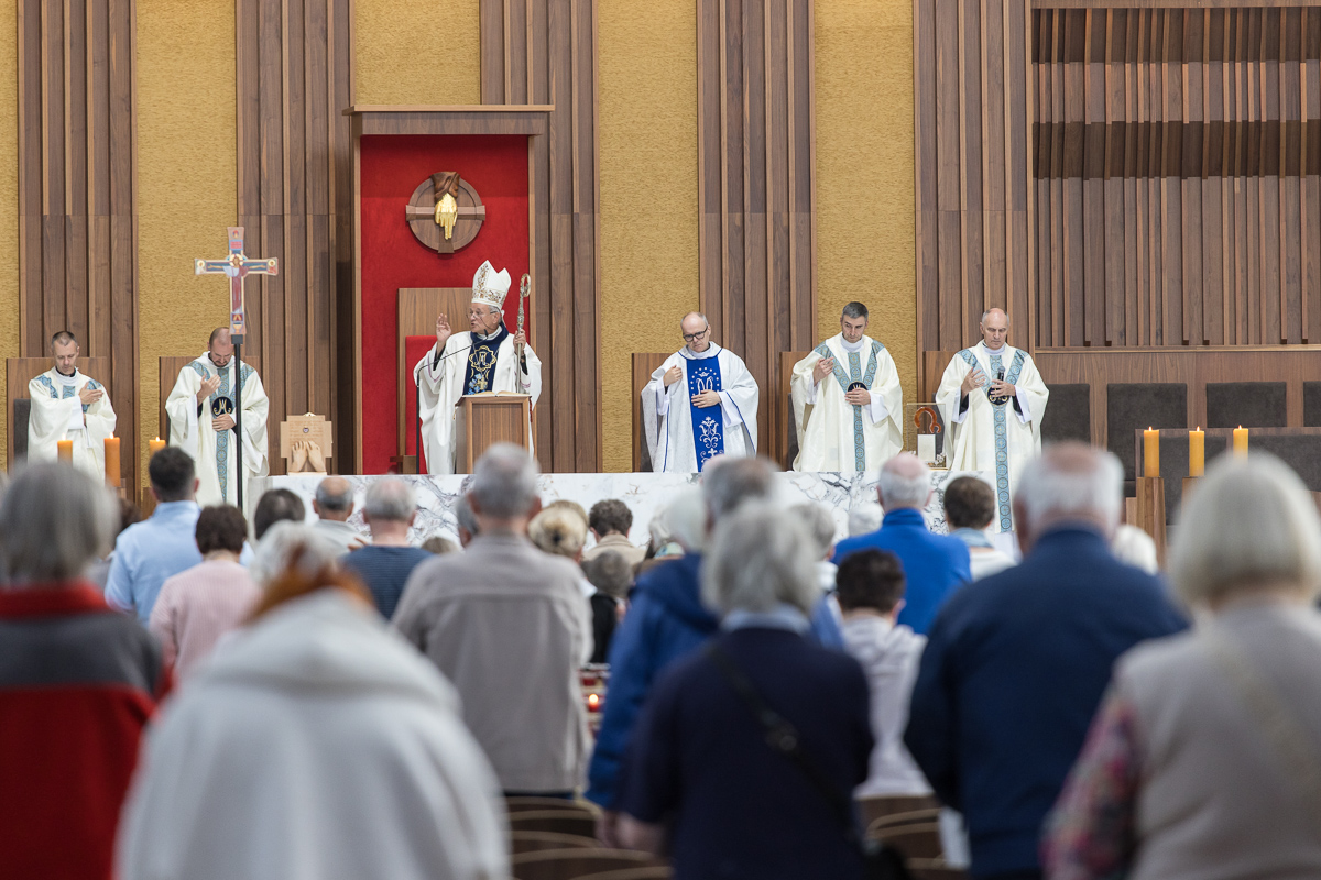 Dzień skupienia w Świątyni Opatrzności Bożej - bp Michał Janocha błogosławi